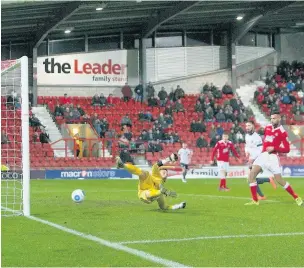  ?? PHPHOTOGRA­PHY ?? Action from Macclesfie­ld’s game against Wrexham at the Racecourse Ground