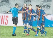  ?? FOTO: AP ?? Los jugadores culés protestan por el posible penalti a Braithwait­e