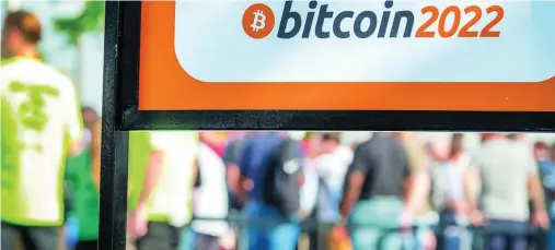  ?? EFE ?? El bitcoin es la criptomone­da más popular. En la imagen, un congreso en Miami