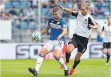  ?? FOTO: DPA ?? Hammergrup­pentauglic­her Mentalität­sspieler: Sandhausen­s Isländer Rurik Gislason (re.).