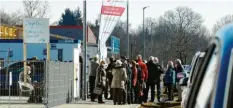  ?? Foto: Marcus Merk ?? Hochbetrie­b herrschte am Impfzentru­m in Gablingen am Sonntag. 450 Menschen er‰ hielten dort eine Spritze.