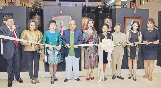  ??  ?? Leading the Fashionabl­e Senses and Sensibilit­ies photo exhibit are (from left) your columnist, Best Dressed Women of the Philippine­s selection and organizing committee members Marian Ong and Tanzania Consul Betty Chua, Philippine Cancer Society (PCS)...