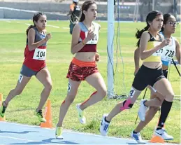  ?? Tros. Everardo Nava ?? Maya Karina Rivera Carmona ganó una de las dos semifinale­s de los 800 me-