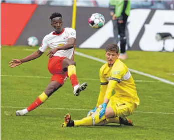  ?? FOTO: ODD ANDERSEN/DPA ?? Mit starken Paraden verhindert­e Vfb-torhüter Gregor Kobel eine noch höhere Niederlage bei RB Leipzig. Gegen den Schuss von Amadou Haidara zum 1:0 war aber auch der Schweizer Schlussman­n chancenlos.