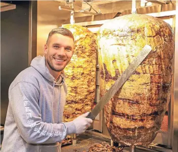  ??  ?? Lukas Podolski steht in seinem Döner-Imbiss „Mangal Döner“, den er im Januar 2018 zusammen mit Geschäftsp­artnern in Köln am Chlodwigpl­atz eröffnet hat.