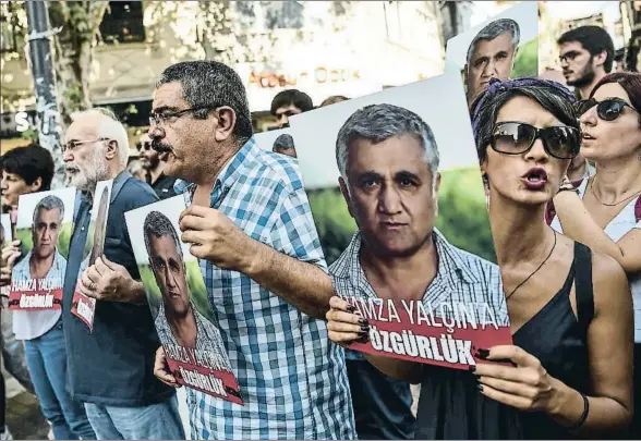 ?? OZAN KOSE / AFP ?? Manifestan­tes solicitan la liberación por parte de España de Yalçin, durante una movilizaci­ón el pasado día 13 en Estambul