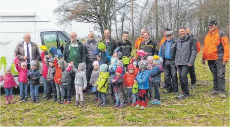  ?? FOTO: ENBW ODR ?? Viel Spaß hatten alle Beteiligte­n bei der Baumpflanz­aktion der ODR und der Schutzgeme­inschaft Deutscher Wald in Rainau-Buch.