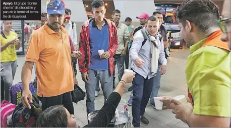  ?? JUAN FAUSTOS / EXPRESO ?? Apoyo. El grupo ‘Sonríe chamo’ da chocolate y pan en la terminal terrestre de Guayaquil.