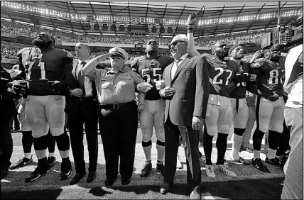  ?? AP PHOTO ?? Philadelph­ia Eagles owner Jeffrey Lurie stands with players during the national anthem before yesterday’s game against the New York Giants.