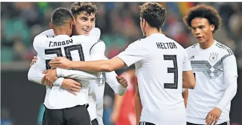  ?? FOTO: DPA ?? Vorlagenge­ber Kai Havertz umarmt Serge Gnabry, der das 3:0 gegen Russland erzielte. Auch Jonas Hector und Leroy Sané freuen sich.