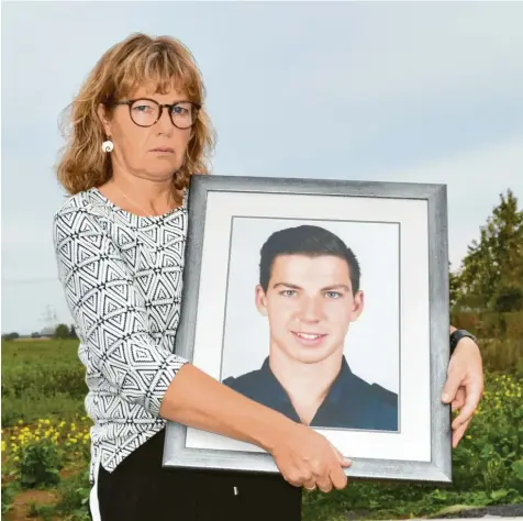  ?? Foto: Benjamin Stahl ?? Katja Konrad, Julians Mutter, mit einem Foto ihres Sohnes. Sie und ihr Mann Peter haben noch so viele Fragen.