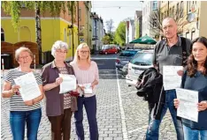  ?? Foto: Silvio Wyszengrad ?? Grundeigen­tümer Margit Zimmermann, Agnes Lambert, Brigitte Höhenberge­r, Bern hard Griesemann und Renate Adler (von links) sind von den Nachzahlun­gen durch die Stadtteils­anierung betroffen.