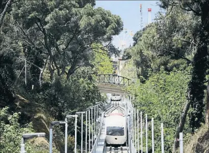  ?? LLIBERT TEIXIDÓ ?? El nuevo funicular del Tibidabo, la Cuca de Llum, aún está realizando viajes de prueba