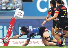  ?? GETTY IMAGES ?? Katelyn Vaha’akolo scores a try during the Super Rugby Aupiki final. The Blues wing has previously played league and could be a prime target for the Warriors.