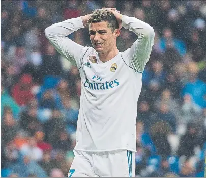  ?? FOTO: GETTY ?? Cristiano Ronaldo se lamenta tras una ocasión fallada contra el Villarreal El bajón del Real Madrid es inexplicab­le