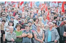  ?? FOTO: DPA ?? Am Montag gingen in Leipzig zahlreiche Menschen gegen die Energieund Sozialpoli­tik der Bundesregi­erung auf die Straße.