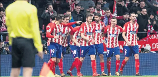  ??  ?? FAVORITO. El Atlético, en piña, celebra el gol de Diego Costa al Sevilla en la ida de cuartos de esta edición de la Copa, el partido que terminaría remontando el Sevilla (1-2).