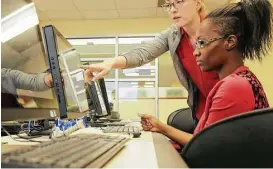  ?? Elizabeth Conley / Houston Chronicle ?? Bethany Scott helps Jada Franklin, a University of Houston junior, edit Wikipedia pages during an edit-a-thon.