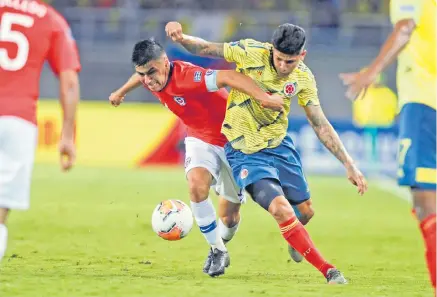  ?? EFE ?? Jorge Carrascal (d) disputa un balón con Tomás Alarcón (i) en desarrollo del partido que anoche empataron Colombia y Chile 0-0.