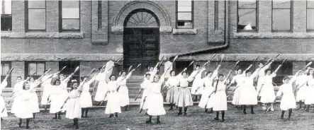  ?? ARCHIVE PHOTO ?? A girls’ physical education class exercises outside McKay Avenue School in 1910.