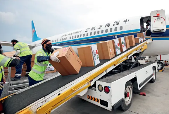  ??  ?? On March 28, workers at the Islamabad Internatio­nal Airport unload medical supplies donated by China.