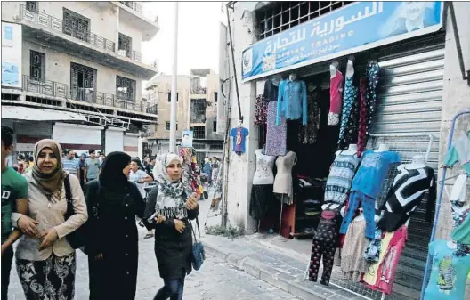  ?? GONZALO ARAGONÉS ?? Gente paseando por el mercado de la ciudad vieja de Homs, donde poco a poco regresa la vida