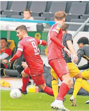  ?? ?? Shpend Hasani (l.) knüpft bislang an seine bisher beste Zeit im FC-Dress an – und das war die Regionalli­ga-Hinrunde der Saison 2017/2018.