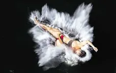  ?? Foto: Tomáš Krist, MAFRA ?? Na záda Speciální způsob skoků z výšky do vody zachytil Tomáš Krist. Se svými snímky se prosadil v kategorii Sport.