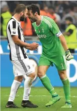  ?? DANIEL DAL ZENNARO/EPA-EFE ?? PROTAGONIS­TA: Gonzalo Higuain dan Gianluigi Buffon merayakan kemenangan Juve atas Inter.