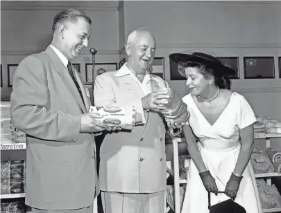  ?? COMMERCIAL APPEAL FILES THE ?? Mayor Frank Tobey, center, beamingly offers Mrs. Regina Webb of 515 South Barksdale a sniff of the new loaf of Taystee bread introduced at a luncheon at the Peabody in June 1953. M.J. Curry, manager of Taystee, looks on.