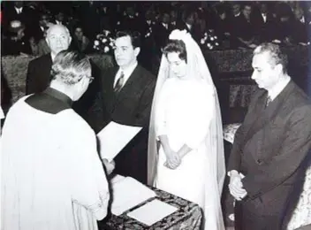  ??  ?? Rosa Russo Iervolino il giorno del suo matrimonio con Vincenzo Russo, il 26 ottobre del 1964. A destra Aldo Moro, suo testimone di nozze. A destra, dall’alto, il baciamano di Bartolo Ciccardini. Sotto (a sinistra) sui banchi del VII governo Andreotti. In basso con la fascia da sindaco di Napoli