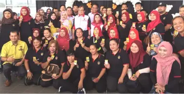  ??  ?? Abang Johari (standing front, sixth left) and Juma’ani on his left join Saberkas Nangka members in a group photo. Standing directly behind the couple is Abdul Karim.