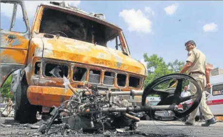  ?? HIMANSHU VYAS\HT PHOTO ?? An ambulance and a twowheeler set afire by a mob during clashes with police on Friday night in Jaipur.