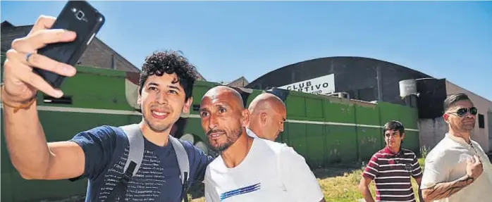  ?? (ANTONIO CARRIZO) ?? Popular. Pablo Guiñazú es el mejor jugador de Talleres, pero también es el más popular. En el evento de ayer, muchos hinchas aprovechar­on para sacarse sus “selfies”.