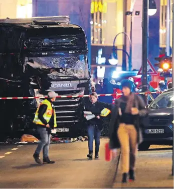  ?? Foto: Reuters ?? Po nárazu Černý náklaďák projel vánočním trhem v centru Berlína 50 až 80 metrů, zastavil se až o vánoční strom. Zabil při tom nejméně devět lidí a na 50 dalších zranil.