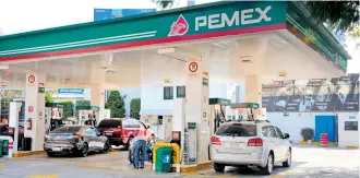  ?? DANIEL HIDALGO ?? Con la reforma, Pemex podrá vender la gasolina al precio que quiera, advierten