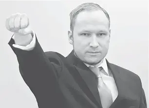  ?? — Gambar AFP ?? MUKA TEBAL: Gambar fail 16 April, 2012 menunjukka­n Breivik membuat tabik kanan radikal ketika memasuki Mahkamah Daerah Oslo pada pembukaan perbicaraa­nnya. Empat bulan kemudian dia dijatuhi hukuman penjara 21 tahun.