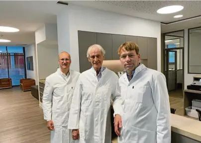  ?? Fotos: Augenklini­k Augsburg ?? Dr. med. Dieter Klaas (Mitte) mit Dr. med. Felix Rombold (links) und Dr. med. Christoph Niederdell­mann (rechts).