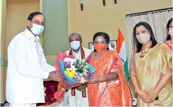  ?? — BY ARRANGEMEN­T ?? Chief Minister K. Chandrashe­kar Rao wishes Governor Dr. Tamilisai Soundarara­jan on her birthday and exchanges greetings on the occasion of Telangana State Formation Day in Hyderabad on Wednesday.