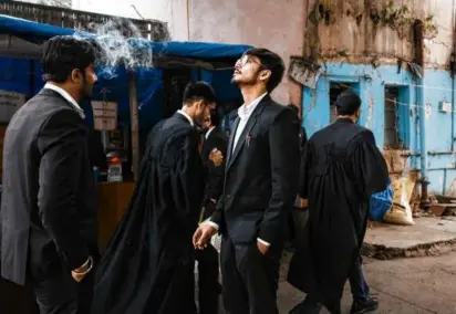  ?? ELKE SCHOLIERS/NEW YORK TIMES ?? Lawyers took a break outside the high court in New Delhi in November. Delays are endemic in both criminal and civil cases in India.