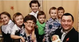  ?? THE ASSOCIATED PRESS FILE PHOTO ?? Svetlana Davydova, seen here with her seven kids and husband, was arrested by Russian authoritie­s while on maternity leave nursing her 2-month-old child.