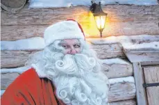  ?? FOTO: KAISA SIREN /DPA ?? Der Weihnachts­mann wohnt angeblich im lappländis­chen Rovaniemi und empfängt dort das ganze Jahr über Besucher.