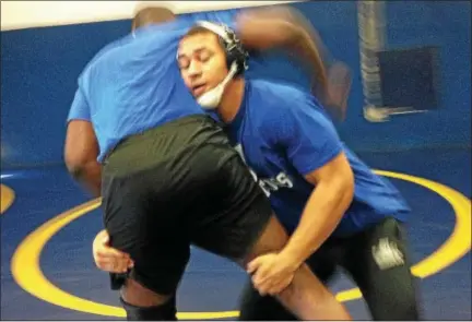  ?? BRIAN HUBERT — DAILY FREEMAN ?? Rondout Valley High product Frank Cincotta, right, works out with Onteora’s Matt Shield during recent SUNY Ulster practice.