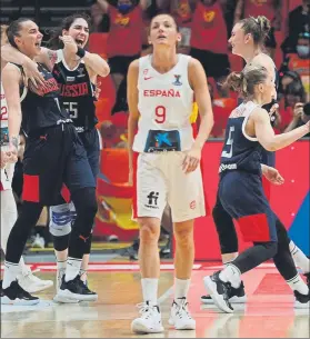  ?? FOTO: EFE ?? Laia Palau, con gesto de decepción mientras las jugadoras rusas lo celebran al fondo