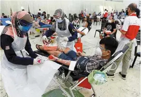  ?? ?? Coming forward: blood donors helping to replenish supplies during the drive at ng yam Huat Hall in bukit Mertajam.