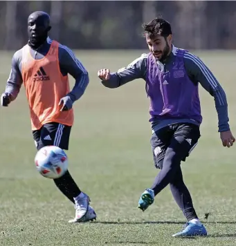  ?? MATT sTonE / HErAld sTAFF FilE ?? READY TO GO: Carles Gil, right, and the Revolution open the season tonight in Chicago.