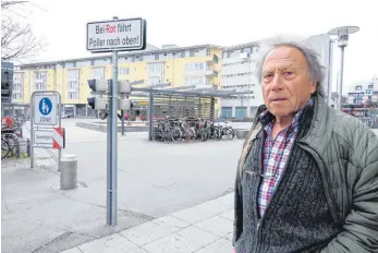  ?? FOTO: RUP ?? Der Franziskus­platz macht Taxifahrer Willi Haag zu schaffen. Direkt am Platz haben Taxis keine Haltemögli­chkeit. Vor allem bei gebrechlic­hen Fahrgästen wäre Haag darauf aber angewiesen.