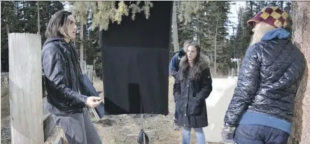  ?? BRIANNE CODERRE ?? Actors Charlie Kerr and Sophia Lauchlin Hirt with director Sandi Somers on the set of Ice Blue. Somers says the Alberta landscape enhances the story.