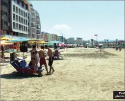  ??  ?? Pushues në plazhin e Durrësit
