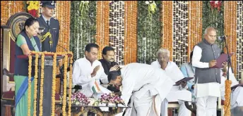  ?? MUJEEB FARUQUI/HT PHOTO ?? Cabinet minister Hukum Singh Karada seeks blessing from chief minister Kamal Nath at Raj Bhavan, in Bhopal, Tuesday.